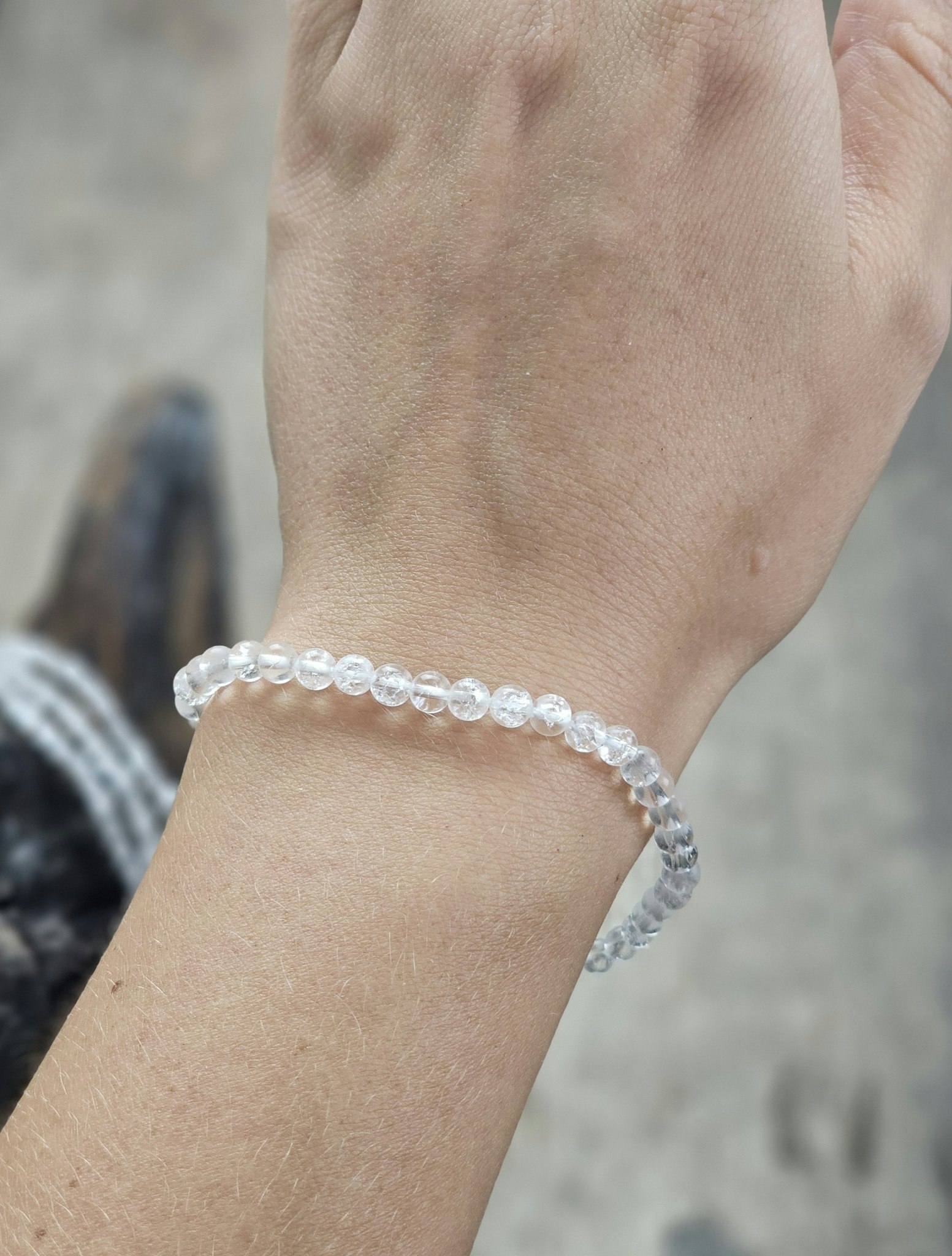 Krackelerad Bergkristall (Fire & Ice), armband 4mm runda pärlor