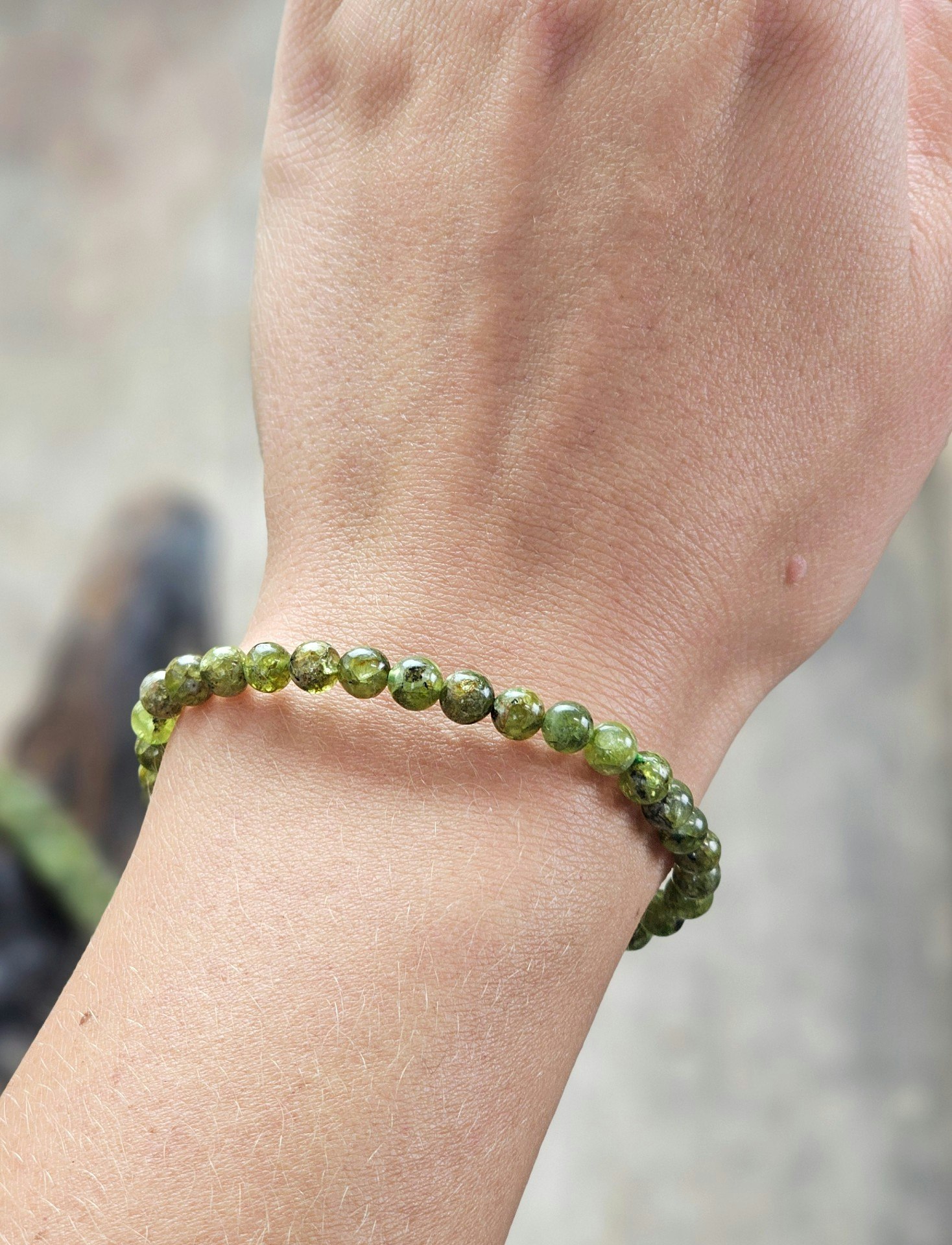Peridot (Olivin), armband 6mm runda pärlor