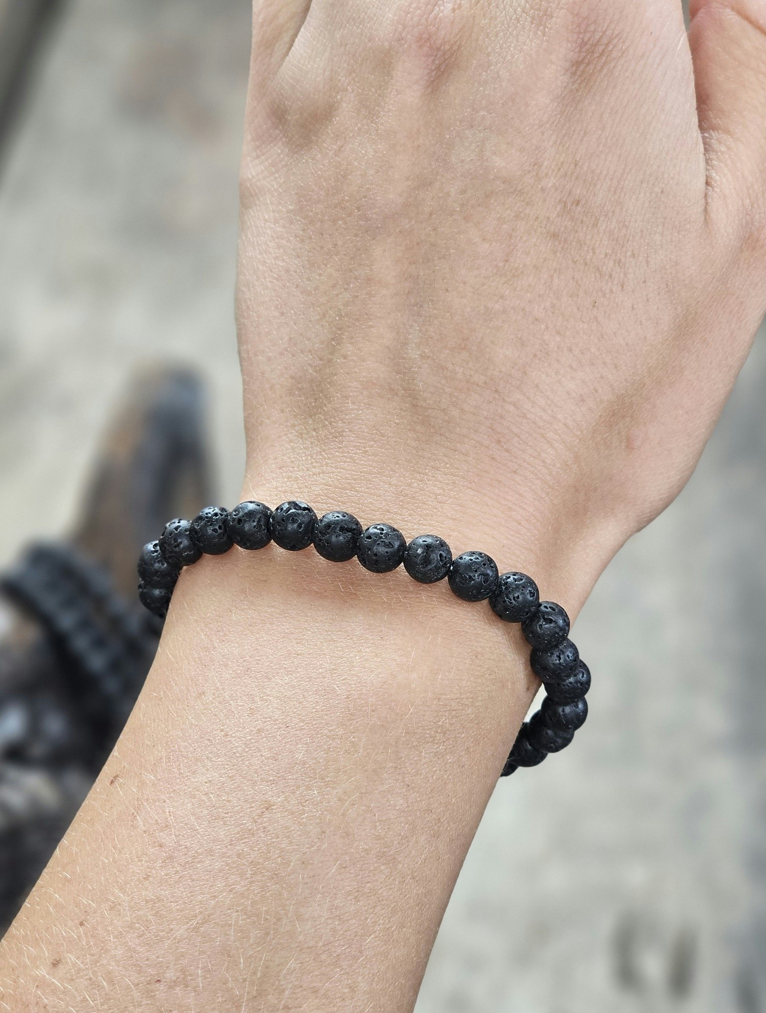 Lavasten, armband 6mm runda pärlor