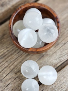 Vit Selenit, litet klot 3-4 cm