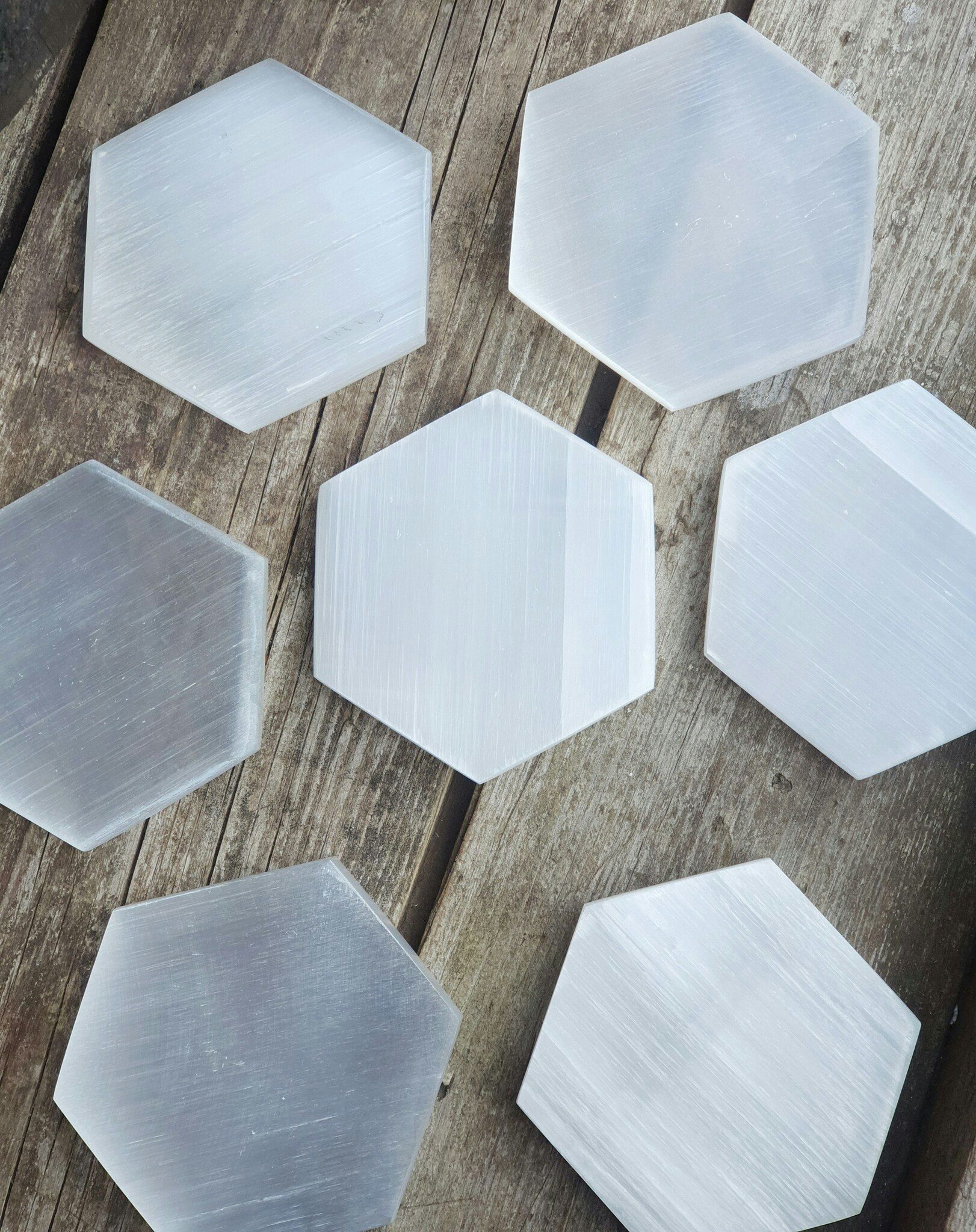 Vit Selenit, hexagonal glans (laddningsplatta) 10 cm