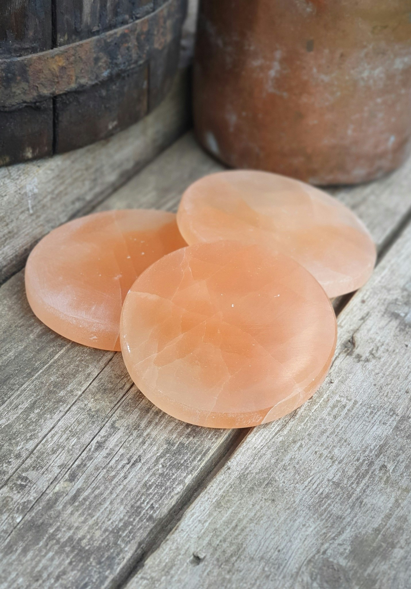 Orange/Rosa Selenit, rund platta (laddningsplatta) 8 cm
