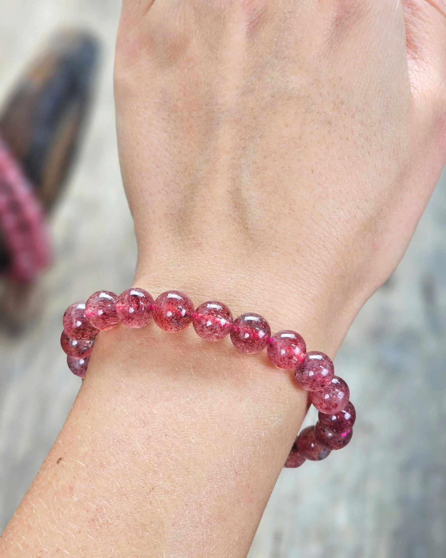 Jordgubbskvarts, armband 8mm runda pärlor