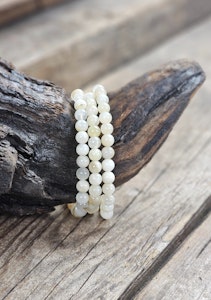 Månsten Creme med skimmer, armband 6mm runda pärlor