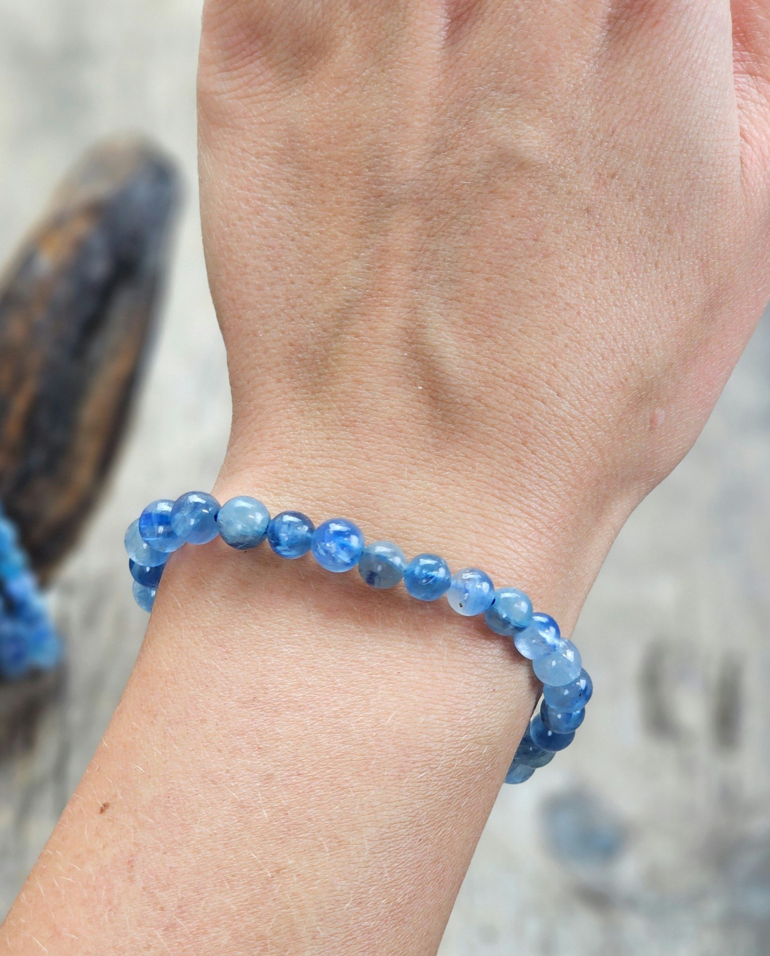 Kyanit extra klar, armband 6mm runda pärlor
