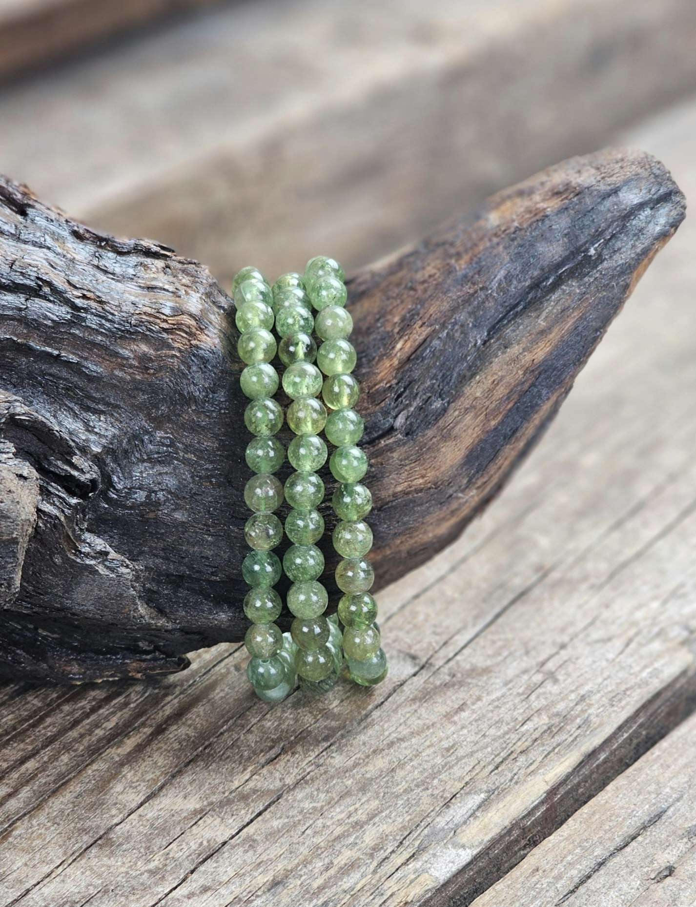 Grön Apatit, armband 6mm runda pärlor