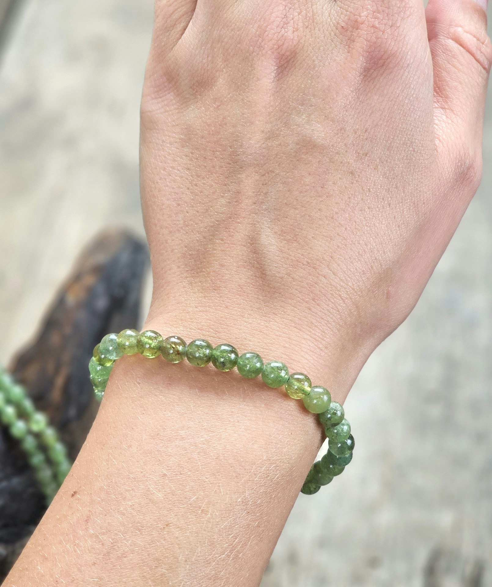 Grön Apatit, armband 6mm runda pärlor