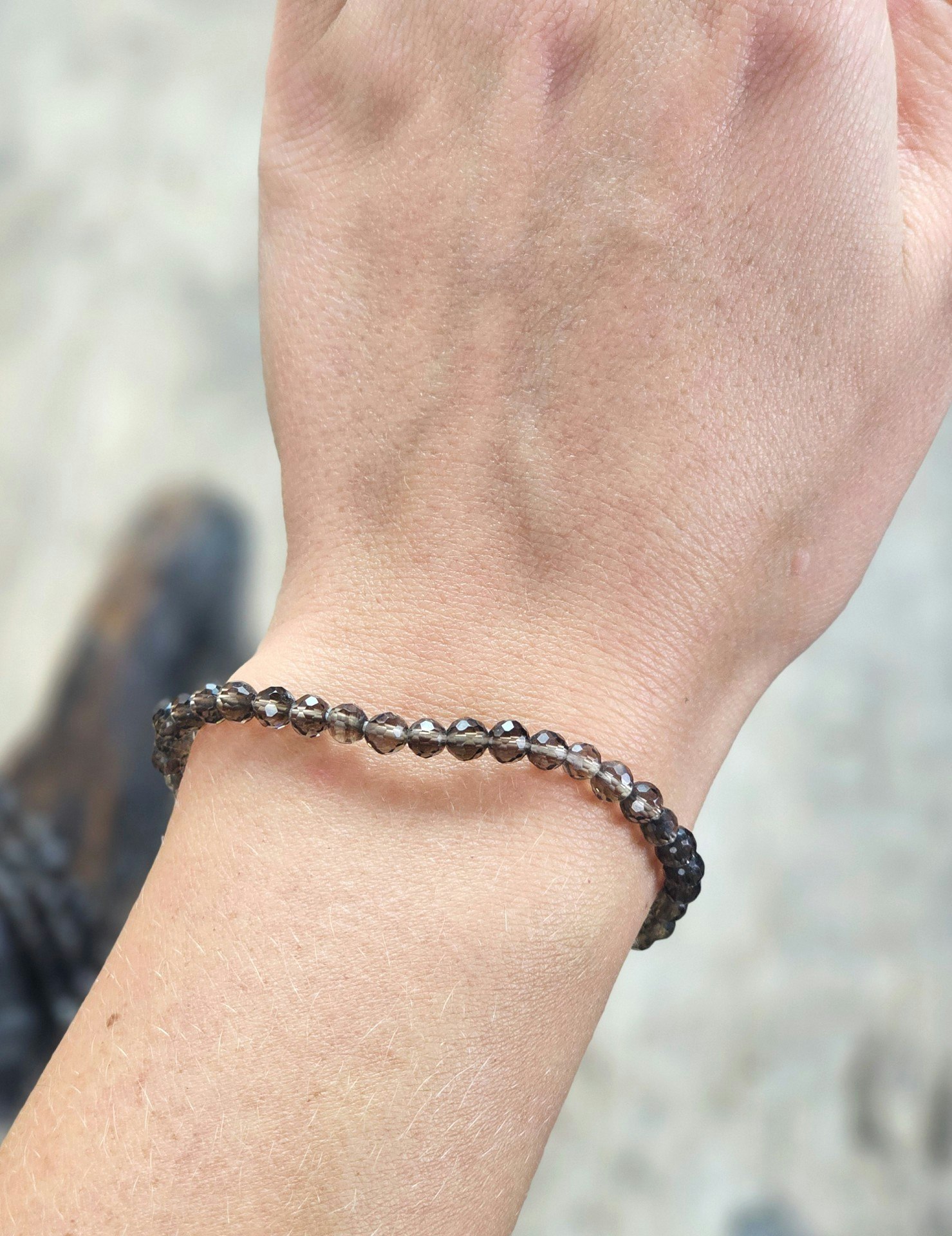 Rökkvarts mörk, armband 4mm facetterade pärlor