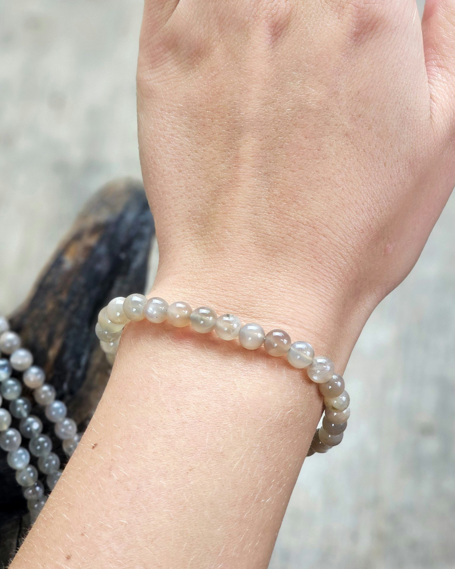 Grå Månsten, armband 6mm runda pärlor