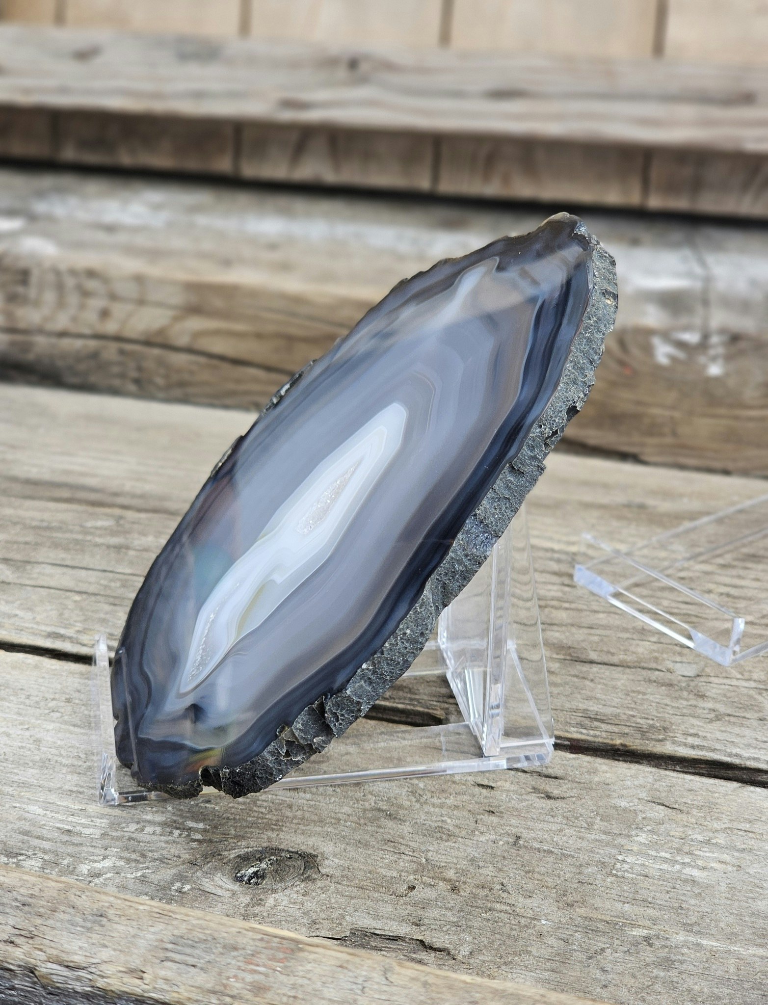 Plastställning för kristaller, mellan