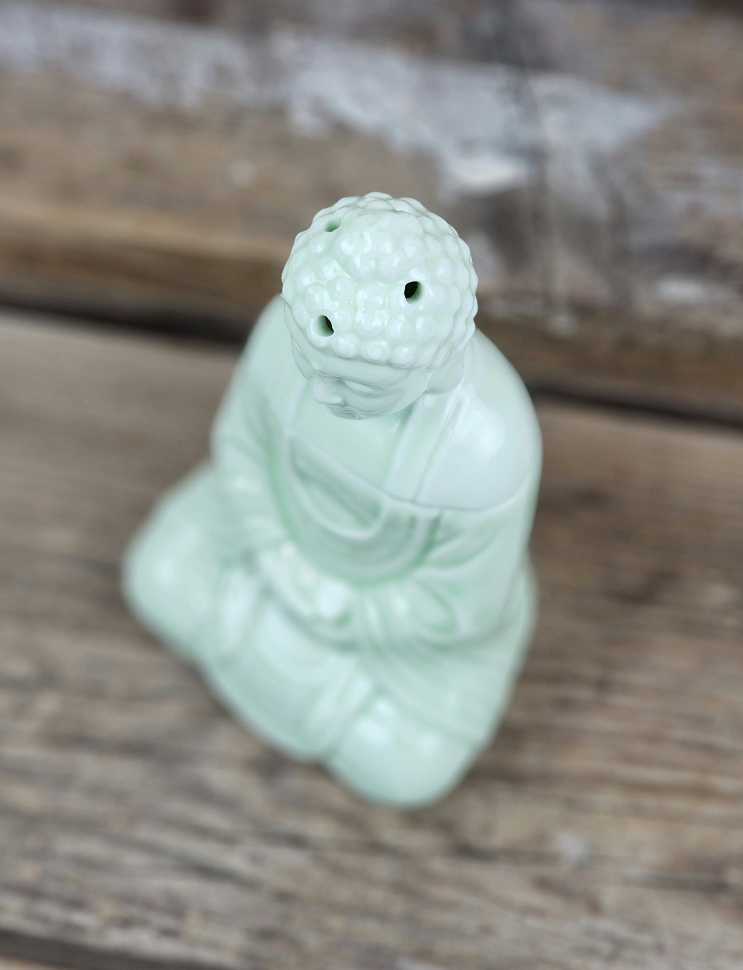 Aromalampa, diffuser ljusgrön keramik sitting Buddha