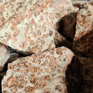 Rå Granat i Kalksten stora (per kilo)