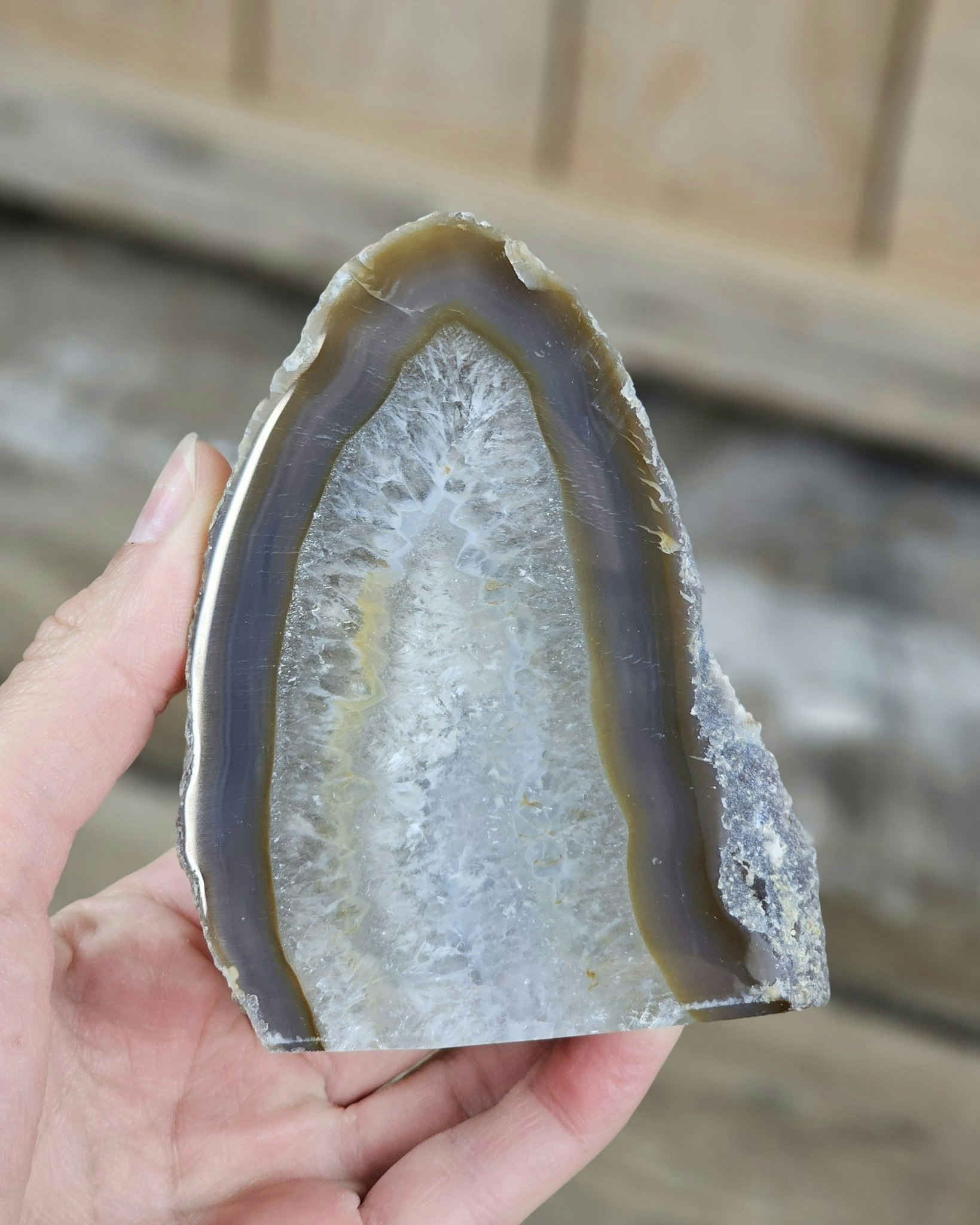 Agatgeoder, stående med kvarts (per kilo)
