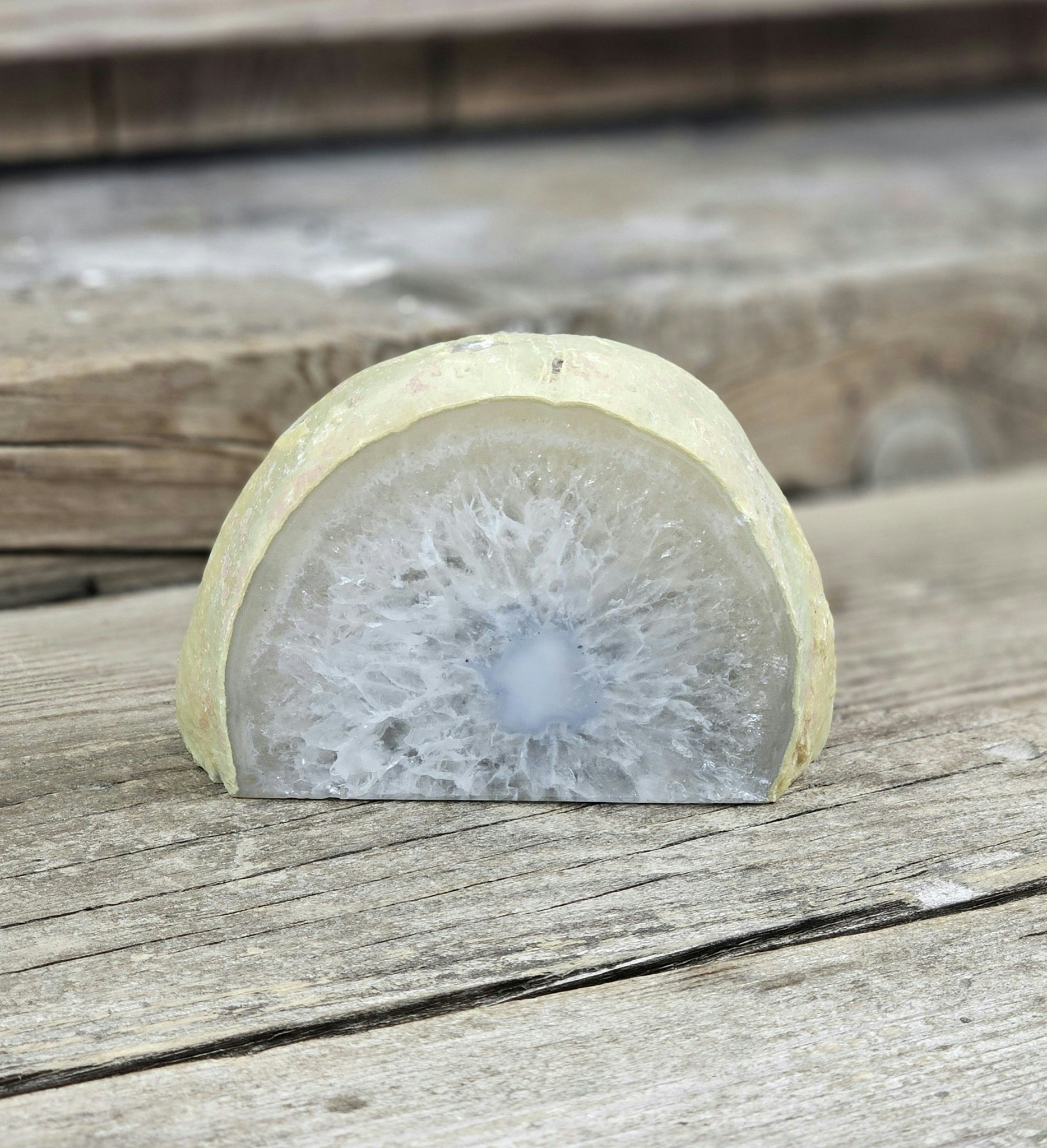 Agatgeoder, stående med kvarts (per kilo)