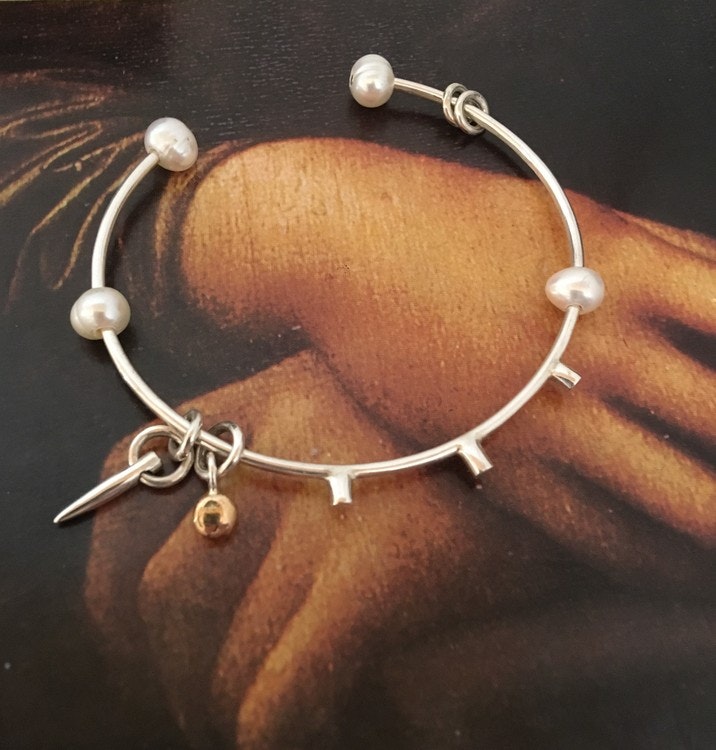 Bracelet with thorn and pearls