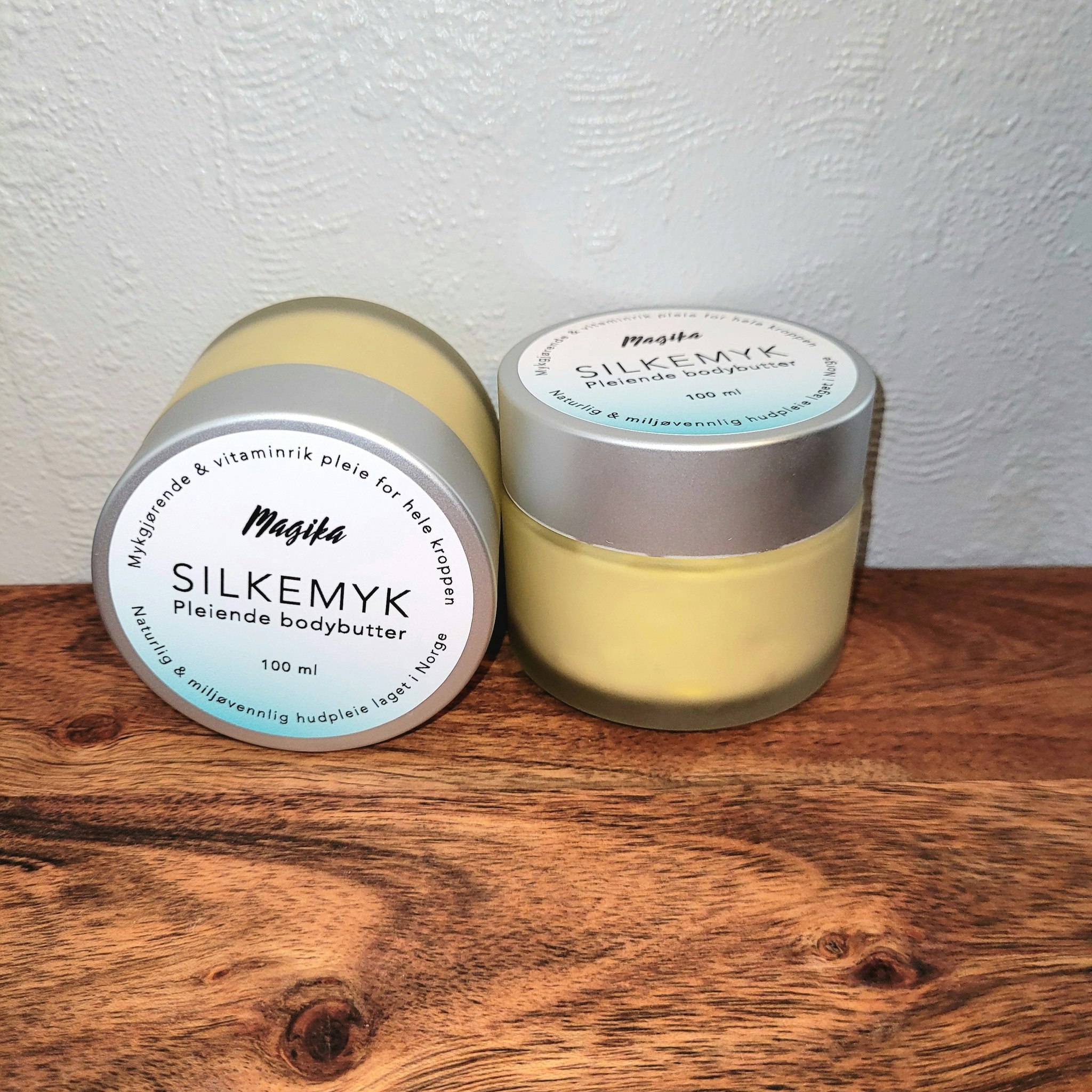 Pleiende bodybutter i glasskrukke.