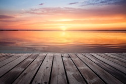 Brygge i solnedgang