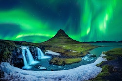 Nordlys og Fossefall