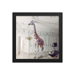 Giraffe And The Chandelier med ramme