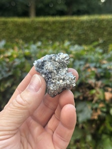 Pyritkluster med kalcitkristaller