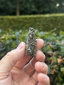Pyritkluster med kalcitkristaller