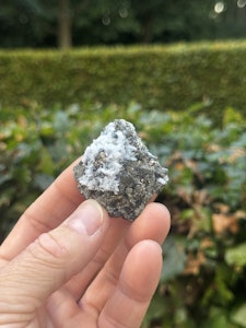 Pyritkluster med kalcitkristaller
