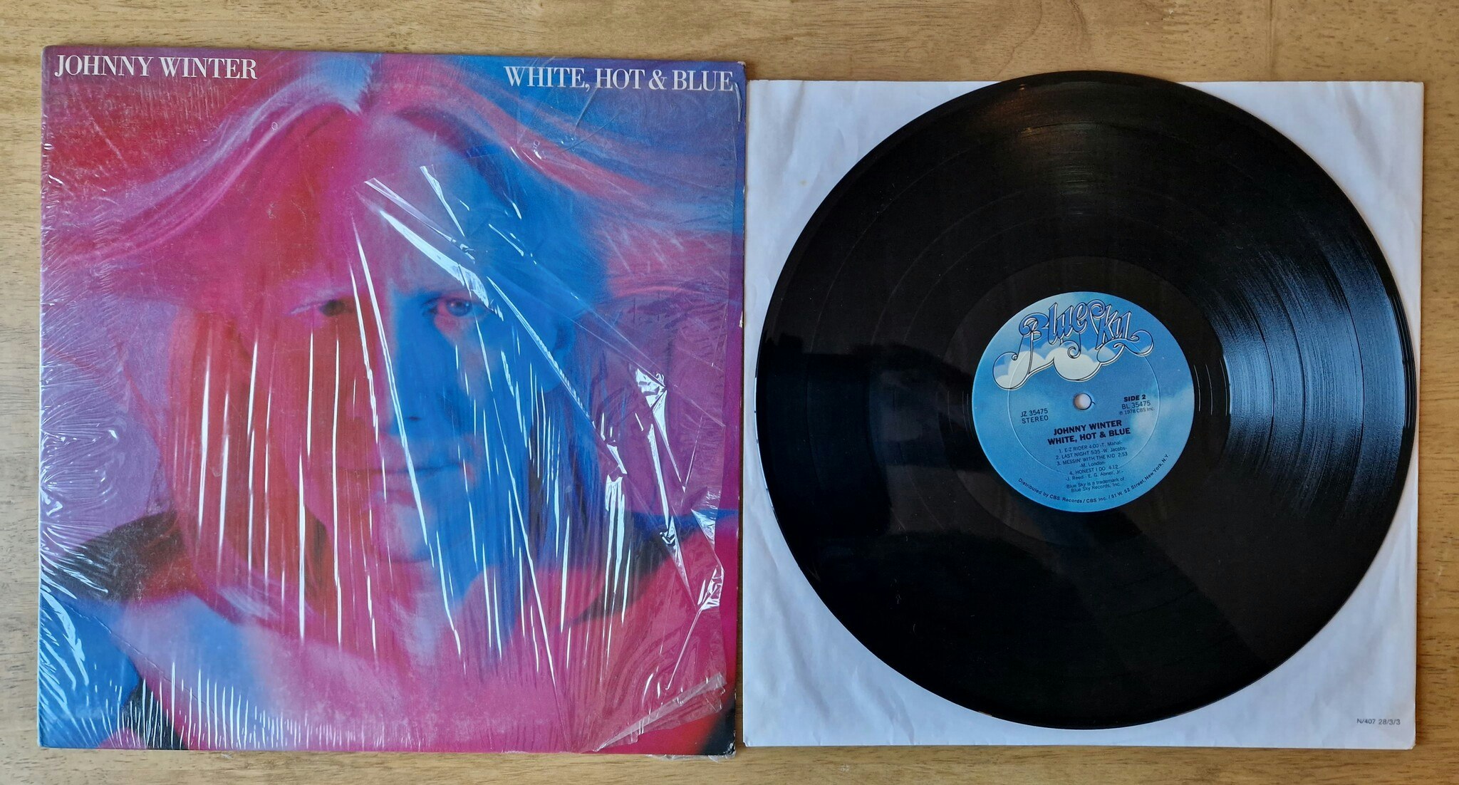 Johnny Winter, White, hot & blue. Vinyl LP
