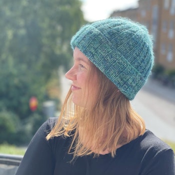 DIY Irene's Hat Bränd Chili/Dark Romance - Garn, mönster och rundsticka