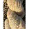 Kall ljus gul/beige/sand handfärgat 1-trådigt garn (440 m/100 g) i 100 % obehandlad svensk vit ull från Gotland, 80% ekologisk ull.