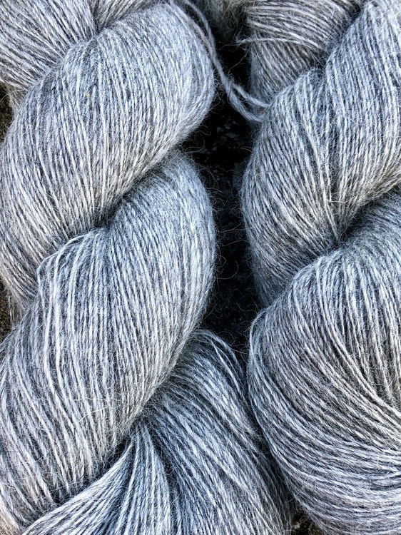 Ljusgrå naturfärgad 1-trådigt garn (480 m/100 g) i 100 % obehandlad svensk ull från Gotland, 80% ekologisk ull.
