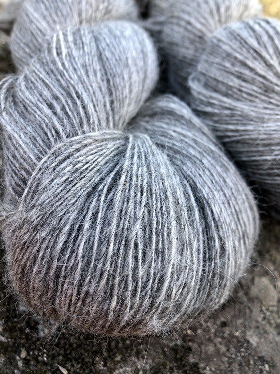 Ljusgrå naturfärgad 1-trådigt garn (480 m/100 g) i 100 % obehandlad svensk ull från Gotland, 80% ekologisk ull.