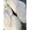 Naturfärgat vitt 1-trådigt garn (440 m/100 g) i 100 % obehandlad svensk ull från Gotland, 80% ekologisk ull.