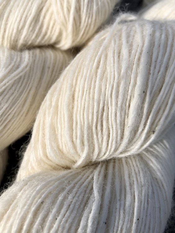 Naturfärgat vitt 1-trådigt garn (440 m/100 g) i 100 % obehandlad svensk ull från Gotland, 80% ekologisk ull.