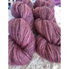 Lila/ljung/rosa handfärgat 1-trådigt garn (480 m/100 g) i 100 % obehandlad svensk grå ull från Gotland, 80% ekologisk ull.
