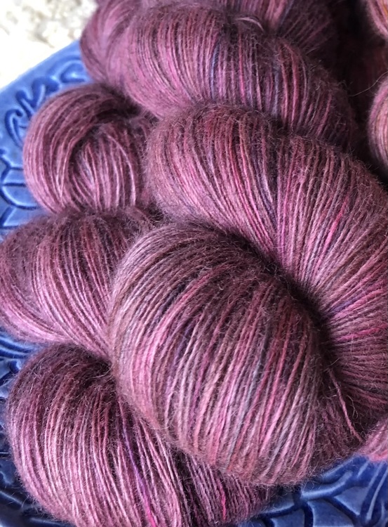 Lila/ljung/rosa handfärgat 1-trådigt garn (480 m/100 g) i 100 % obehandlad svensk grå ull från Gotland, 80% ekologisk ull.