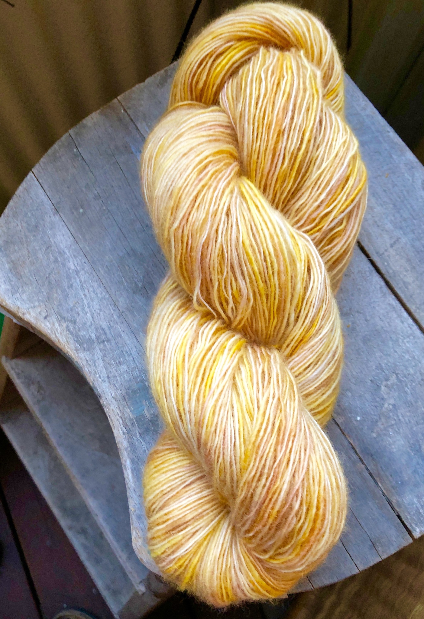 Varm gul/beige/sand handfärgat 1-trådigt garn (440 m/100 g) i 100 % obehandlad svensk vit ull från Gotland, 80% ekologisk ull.