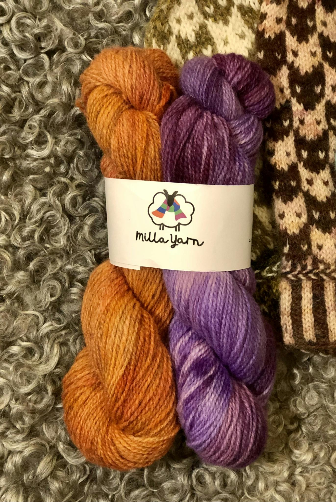Vanten Lille Katt -  Lavendel & Falun (på ljusgrå)100 g