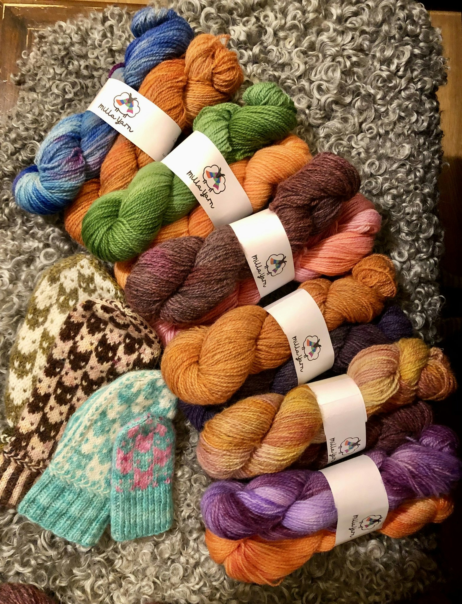 Vanten Lille Katt -  Lavendel & Falun (på ljusgrå)100 g