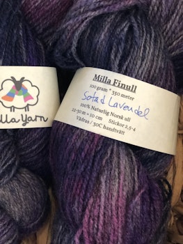 Milla Finull -  Sotad Lavendel (på ljusgrå) 100 g