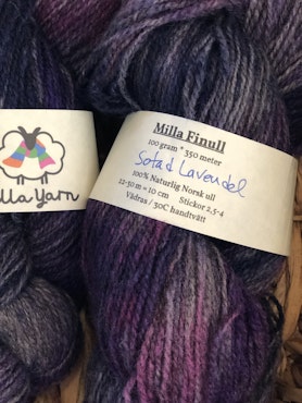 Milla Finull -  Sotad Lavendel (på ljusgrå) 100 g
