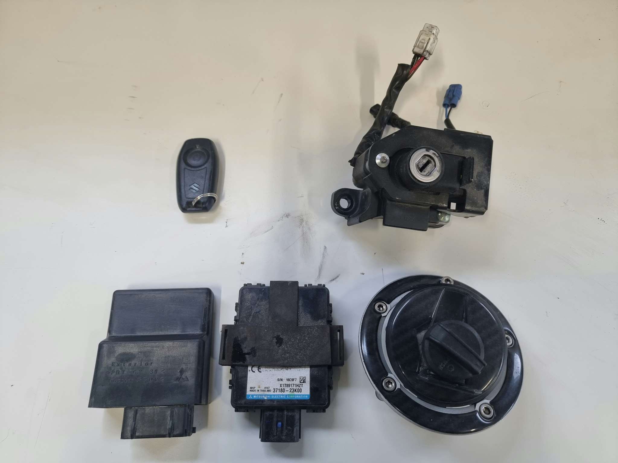 Suzuki GSX-R 125  tenningslås + tanklås + ECU + nøkkel / Ignition switch tank cap ECU key fobsset