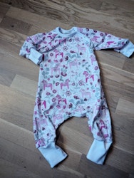 Ekologisk heldress med dalahästmotiv - 7 tygval!