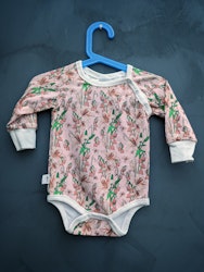 Ekologisk body med rosa blommor