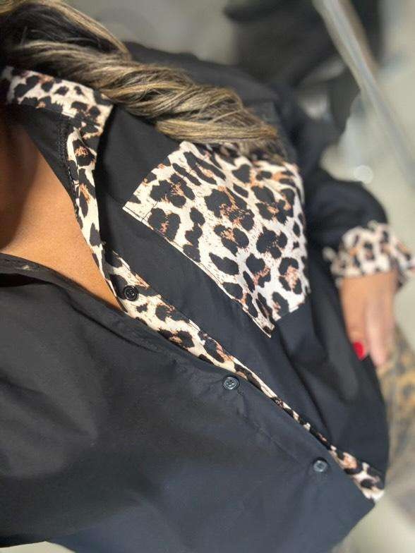 Svart blus med leomönster