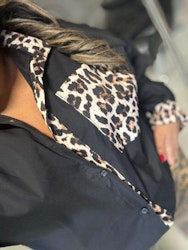 Svart blus med leomönster