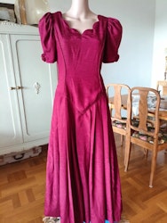 Vintage festklänning romantisk vinröd puffärm rosetter