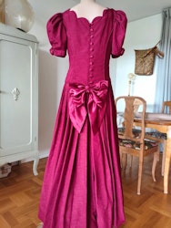 Vintage festklänning romantisk vinröd puffärm rosetter