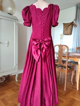 Vintage festklänning romantisk vinröd puffärm rosetter