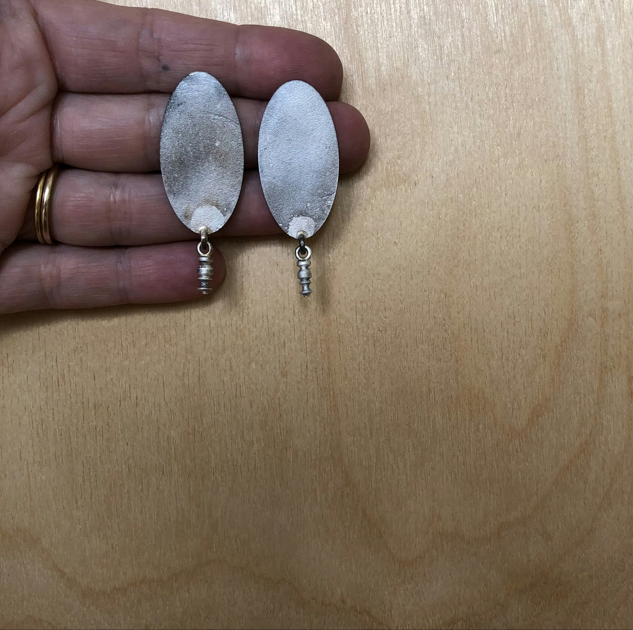 OVAL med svarvade knoppar
