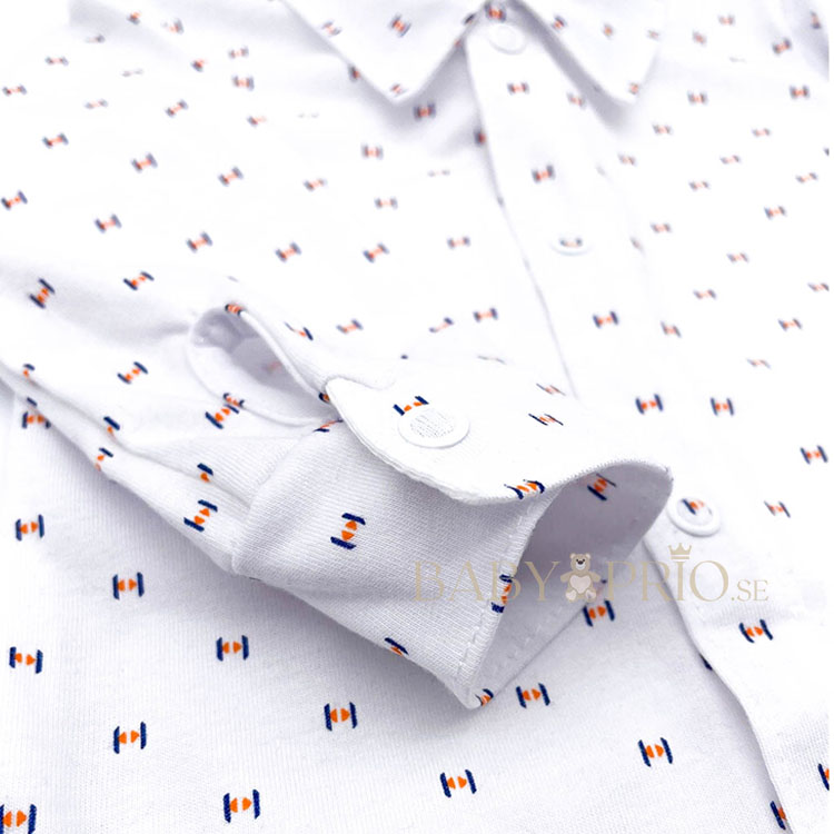 Ärm på vit skjortbody med mönster från kollektionen Ellegance